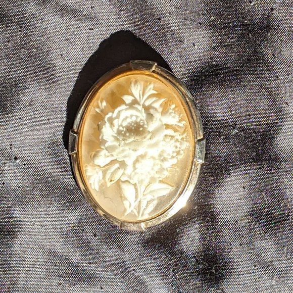 Vintage Cameo Dress Scarf Clip White Lucite Flower Gold Tone Costume Jewelry - Picture 4 of 5